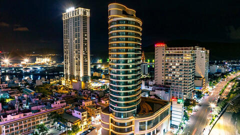 Phố biển Quy Nhơn lung linh trong đêm