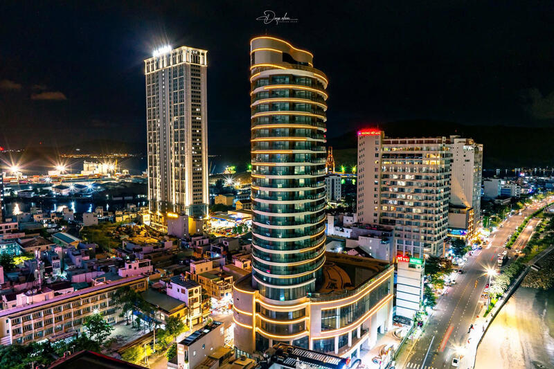 Phố biển Quy Nhơn lung linh trong đêm